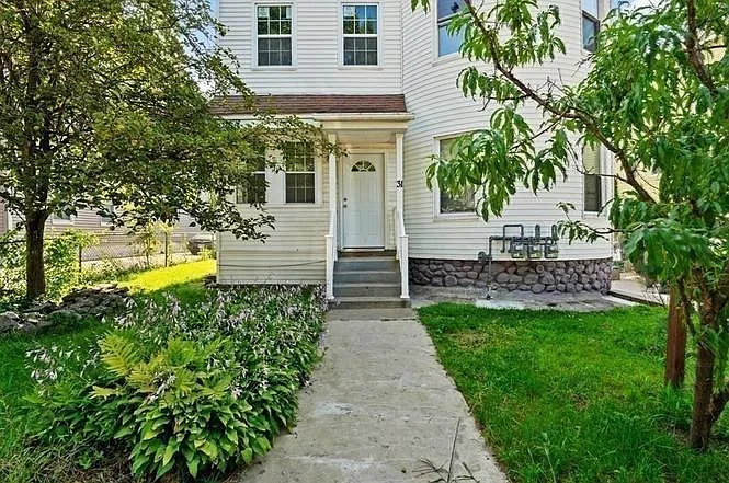 3 bed, 1300 sqft, $2,449 — Photo 3