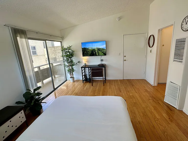 Urbanlux Wilshire Robertson — Photo 18