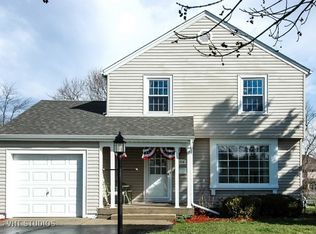 108 W Pine Ave, Roselle, IL 60172