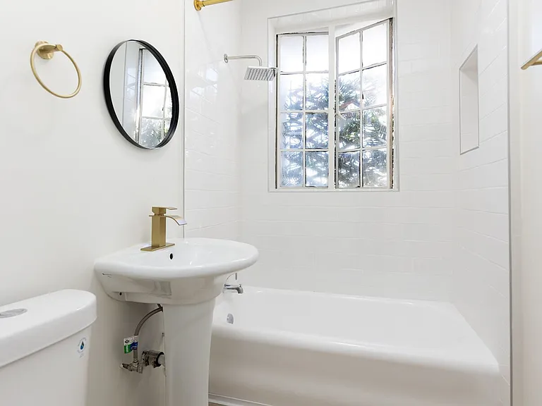 Spacious Apartment in Koreatown — Photo 9