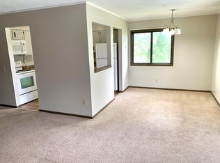 2040 Edgewood Rd NW APT 13, Cedar Rapids, IA 52405