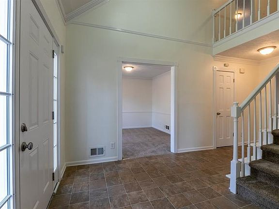 5th image of 667 Clubhouse Dr SE