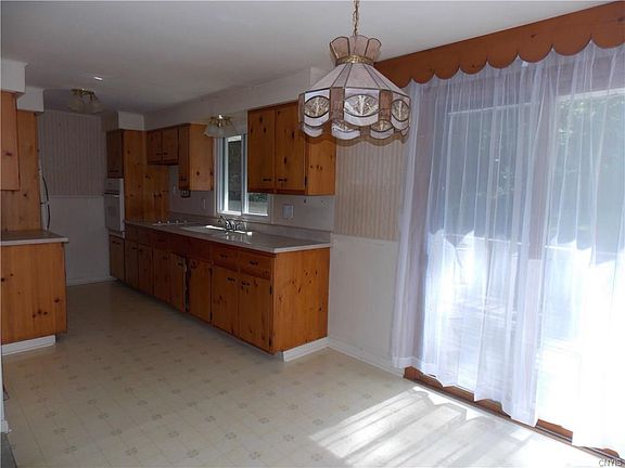5th image of 305 Male Ave