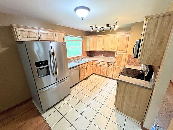 5th image of 1585 Rainbow Forest Dr