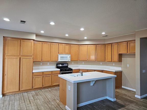 2nd image of 20851 Kingston Ln