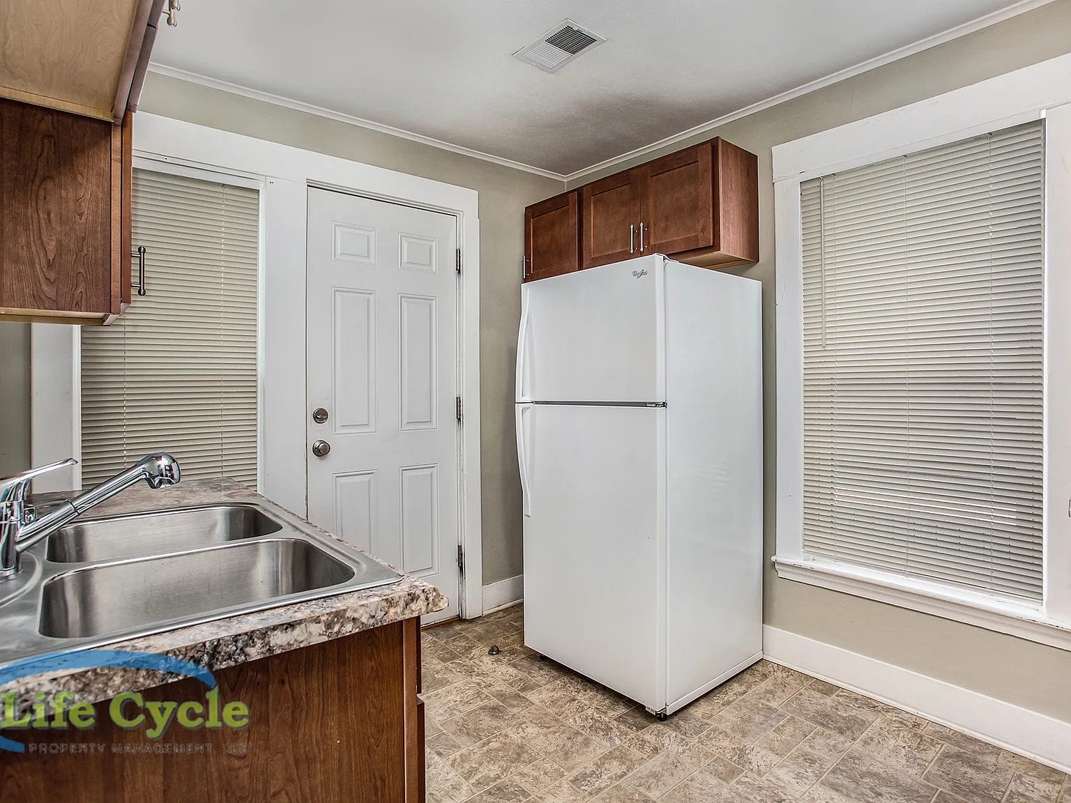 353 Atlas Ave SE (Sonal) - 2 — Photo 4