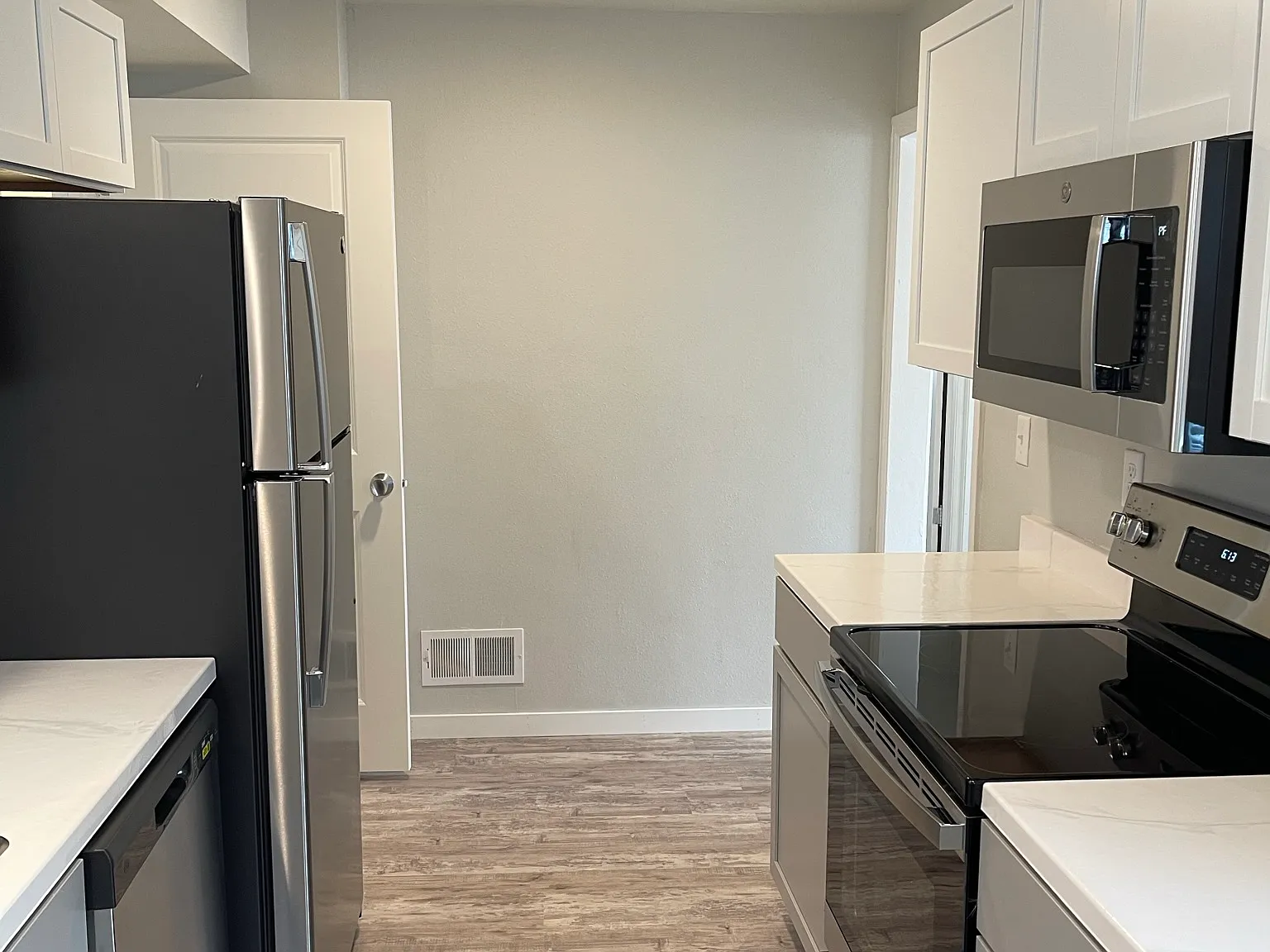 4 bed, 4.5 bath, 1400 sqft, $3,165 — Photo 3