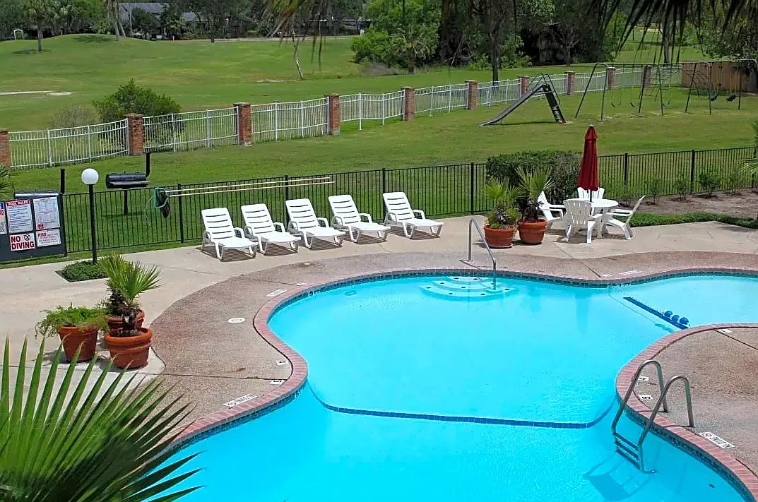 Country Club Manor — Photo 1