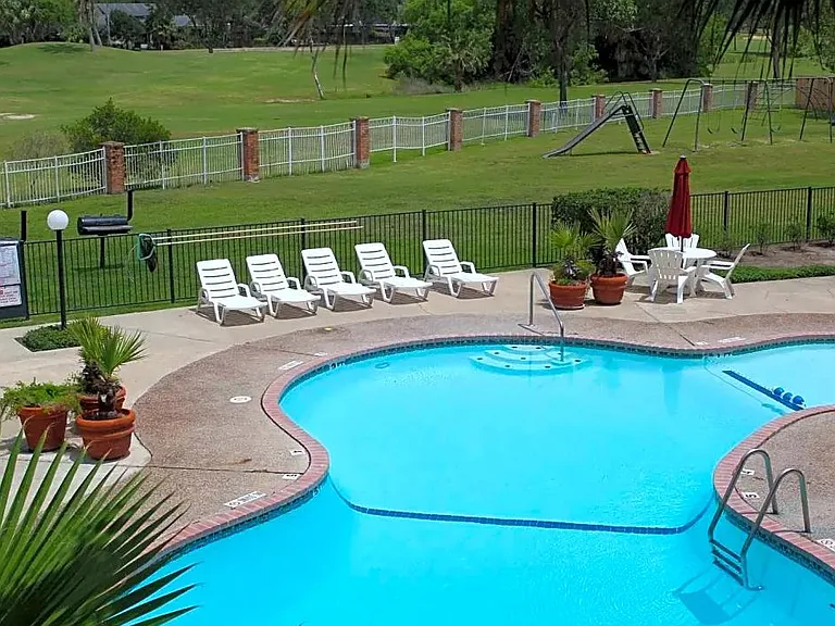Country Club Manor — Photo 1