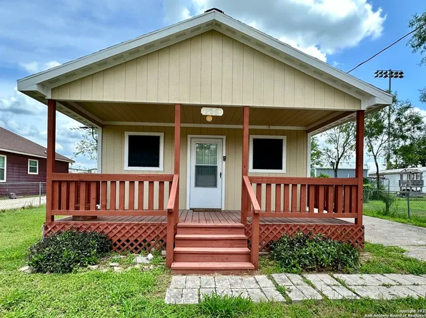 208 N WRIGHT ST, Poth, TX 78147