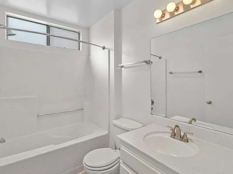 1254 S Saltair Ave #101 — Photo 19