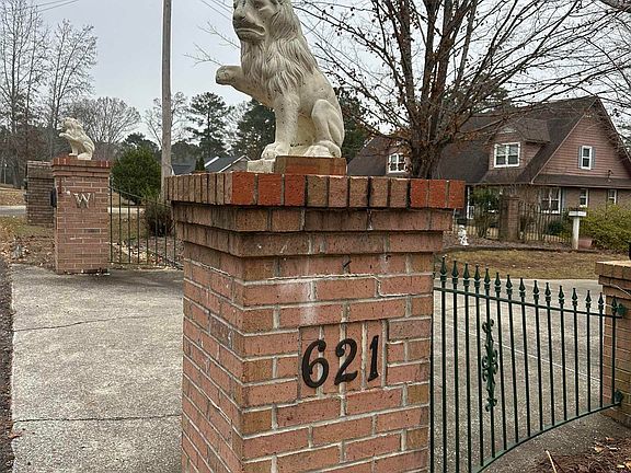 3rd image of 621 Leslie Ln