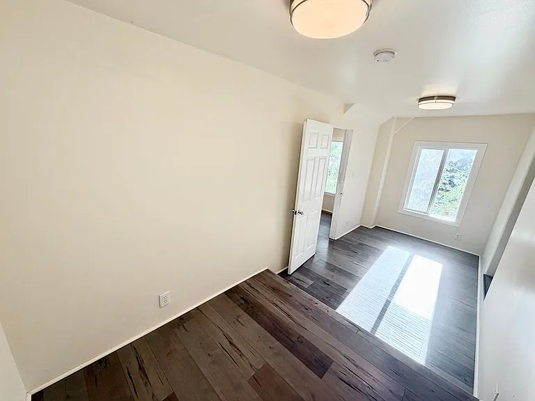 345 Crane Blvd — Photo 33