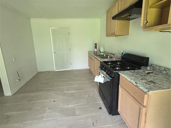 3rd image of 303 Cardinal St