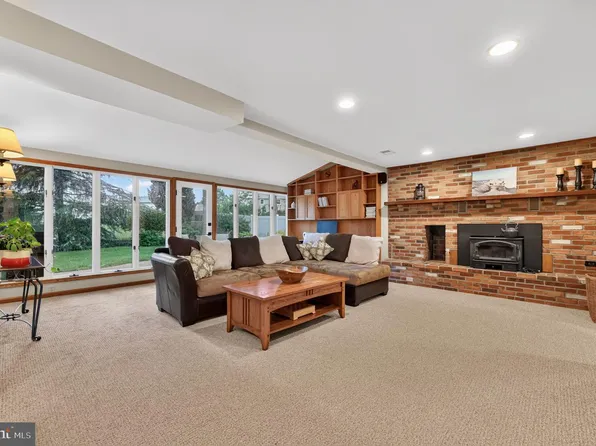 14 Lamp Post Ln, Cherry Hill, NJ 08003