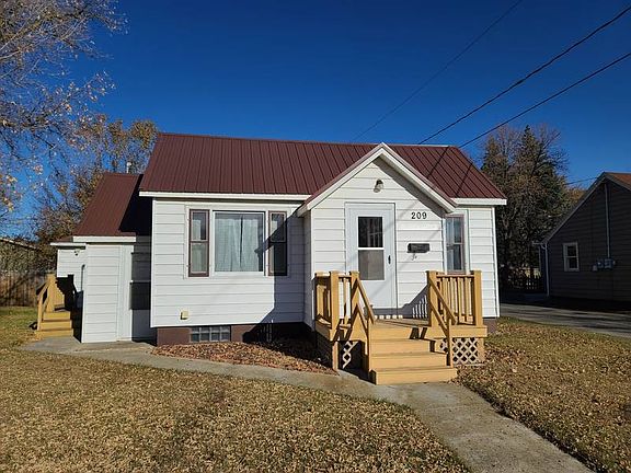 4th image of 209 10th St E