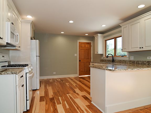 5th image of 23W551 Pine Dr