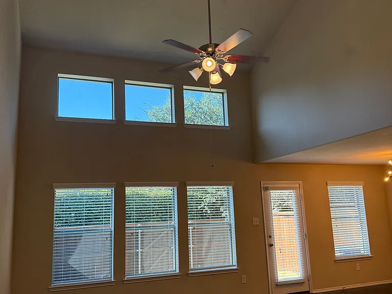 333 Phoebe Dr — Photo 3