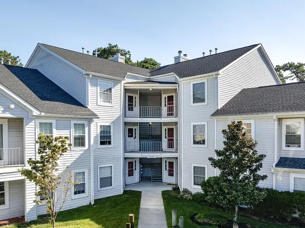 222 Waters Edge Dr, Toms River, NJ 08753