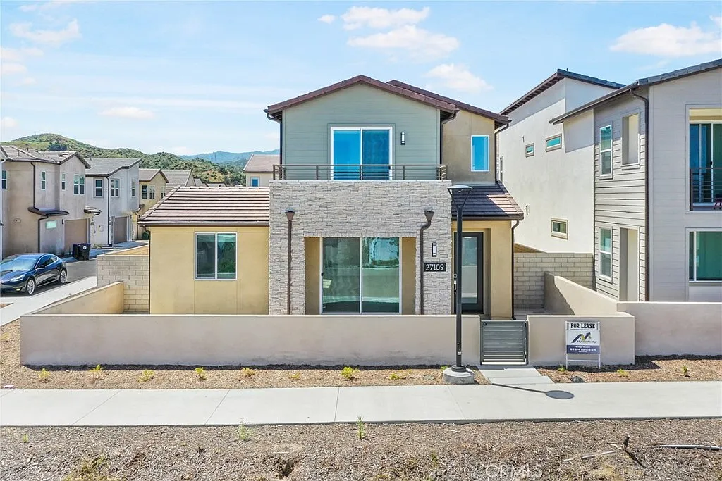 4 bed, 2.5 bath, 2092 sqft, $5,200 — Photo 2