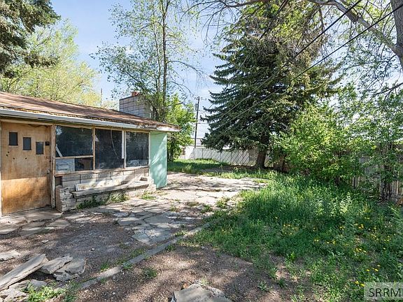 4th image of 830 NE Bonneville Dr