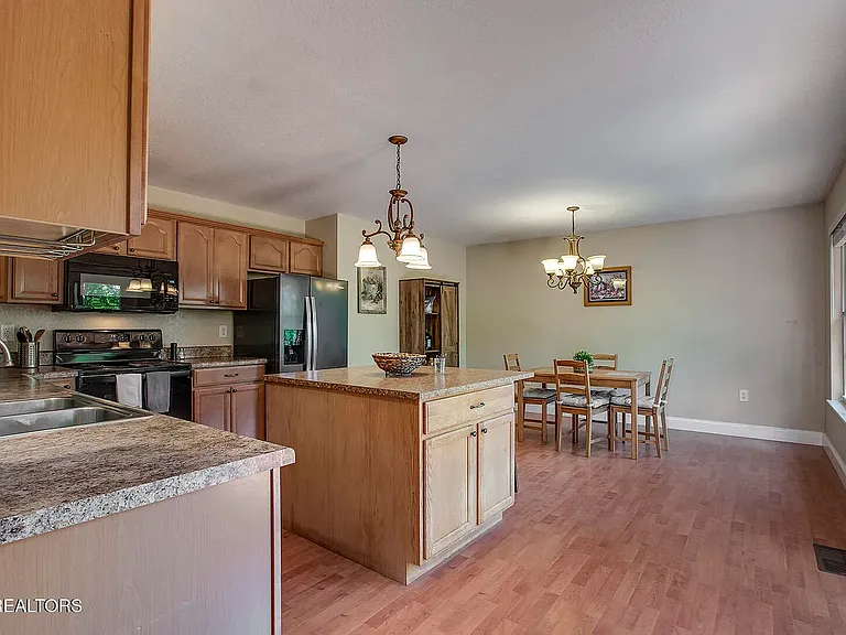 605 Marston Ln — Photo 20