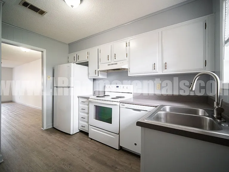 8209 Woodview Dr E — Photo 5