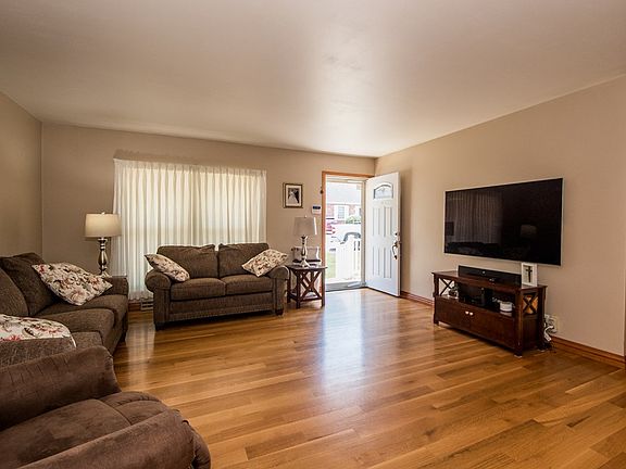 3rd image of 1127 Meadow Ln
