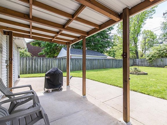5th image of 386 Stratford Dr