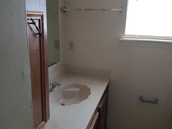 4th image of 640 Napoleon St APT D