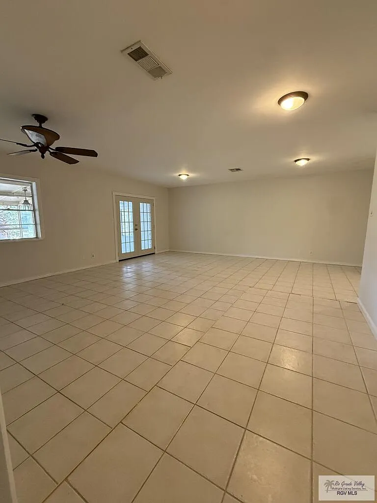 3 bed, 2.0 bath, 1701 sqft, $2,100 — Photo 3