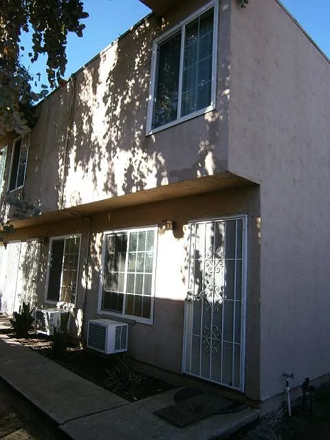 1135 Helix St #4