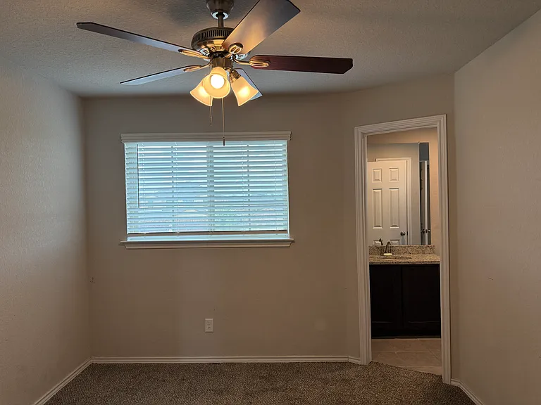 1139 Renee Way — Photo 9