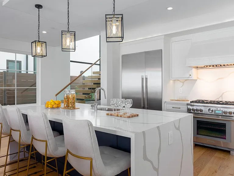 1025 W Balboa Blvd — Photo 12