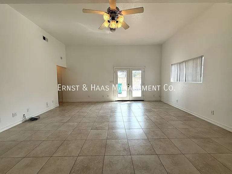 4723 Blackthorne Ave — Photo 12