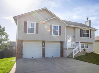 807 Foxtail Dr, Grain Valley, MO 64029