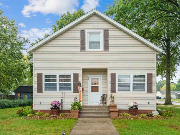 300 E Hilton St, Marengo, IA 52301