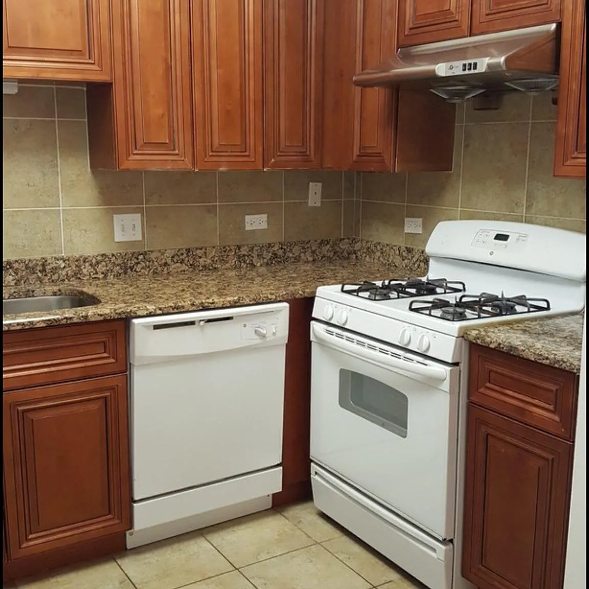 2322 S Canal St — Photo 3