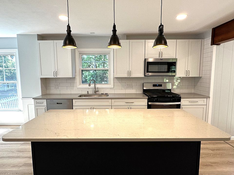 1st image of 553 E 5th St