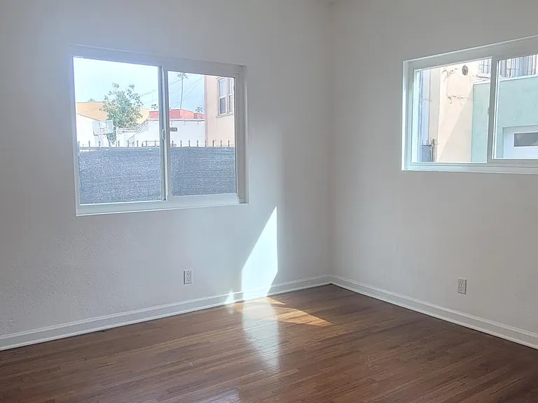 2102 S Palm Grove Ave — Photo 7