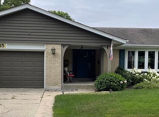 1715 E Avon Ln, Arlington Heights, IL 60004