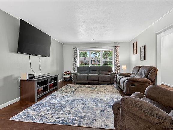 3rd image of 1621 Harris Dr