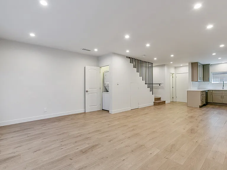 4053 W 23rd St #D — Photo 6