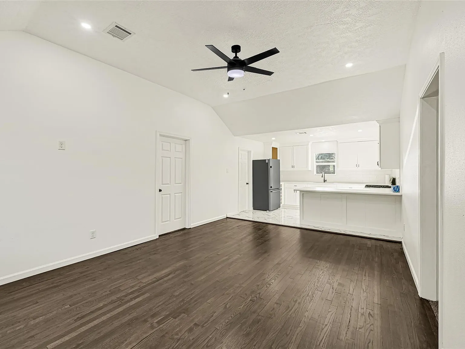 3 bed, 1.0 bath, 1164 sqft, $2,300 — Photo 4