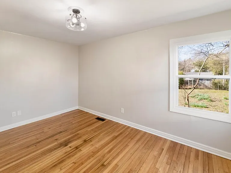 1033 N Pine St — Photo 25