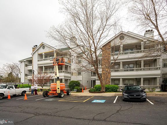 2nd image of 4401 Sedgehurst Dr APT 301