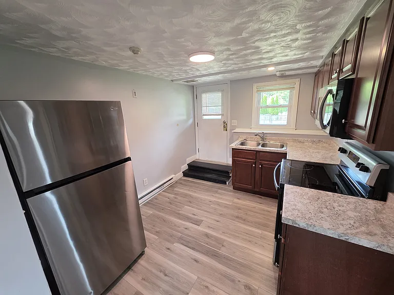79 Newell St 1stFlr 2B/1B FreshPaint PrivEntry! Laundry! Prkg NOPets — Photo 2