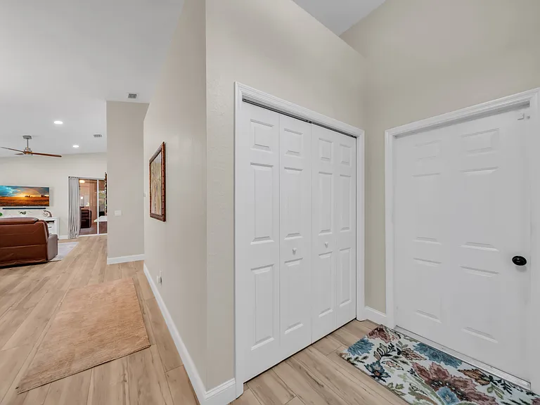 1358 Hedgewood Cir — Photo 30