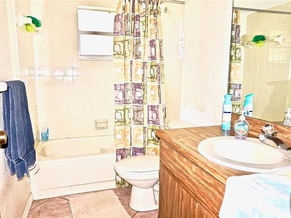 5th image of 16021 Villa Dr