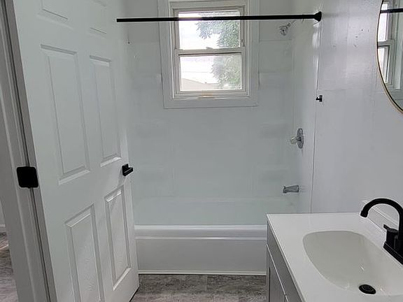 2nd image of 325-327 S Pierce St #3B-1BA-1394SQFT